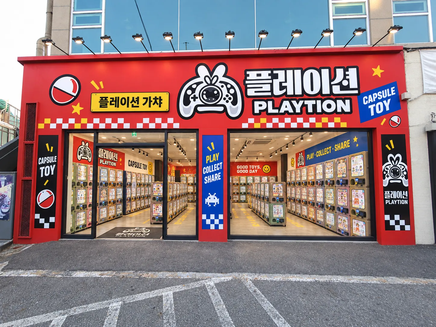 빨간 외벽에 플레이션 간판이 달린 가챠뽑기샵 매장 콘셉트